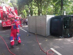 Mobil Boks Angkut Aki Terguling di Ketabang Kali Surabaya, 2 Orang Luka