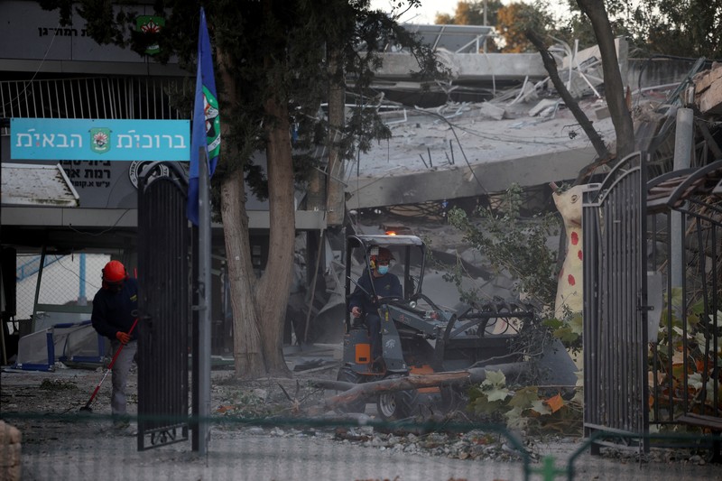 Personel layanan darurat bekerja di dekat lokasi yang rusak setelah proyektil yang ditembakkan dari Yaman dicegat, di Ramat Gan, Israel, 19 Desember 2024. Personel layanan darurat bekerja di dekat lokasi yang rusak setelah proyektil yang ditembakkan dari Yaman dicegat, di Ramat Gan, Israel, 19 Desember 2024. (REUTERS/Stoyan Nenov)