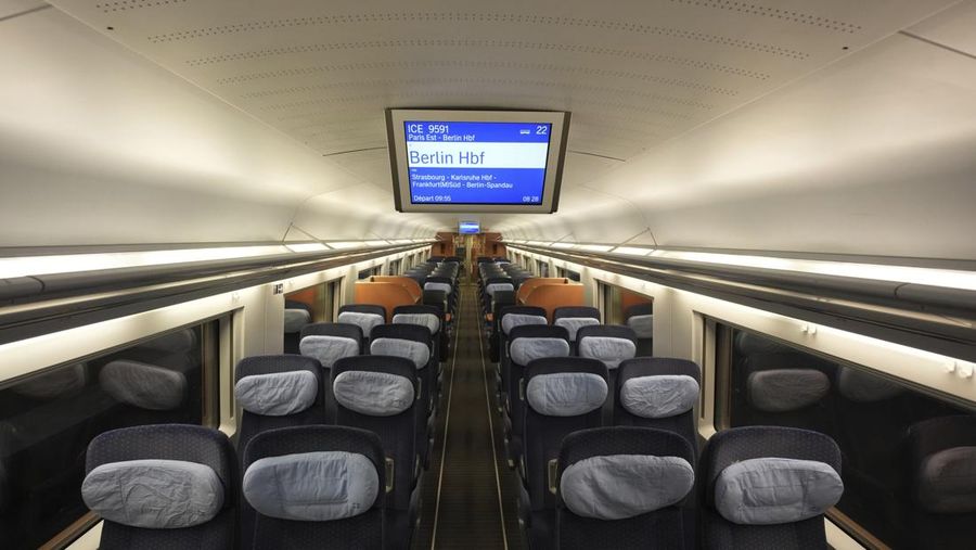 Kereta berkecepatan tinggi pertama Paris-Berlin berada di peronnya pada hari Senin, 16 Desember 2024 di stasiun Gare de l'Est di Paris. (AP Photo/Aurelien Morissard)
