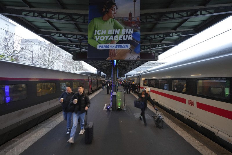 Kereta berkecepatan tinggi pertama Paris-Berlin berada di peronnya pada hari Senin, 16 Desember 2024 di stasiun Gare de l'Est di Paris. (AP Photo/Aurelien Morissard)