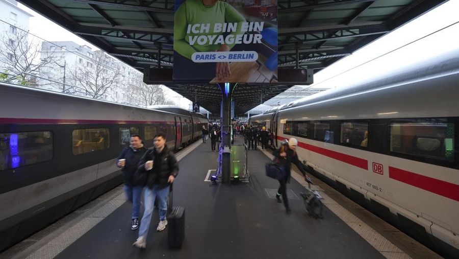 Kereta berkecepatan tinggi pertama Paris-Berlin berada di peronnya pada hari Senin, 16 Desember 2024 di stasiun Gare de l'Est di Paris. (AP Photo/Aurelien Morissard)