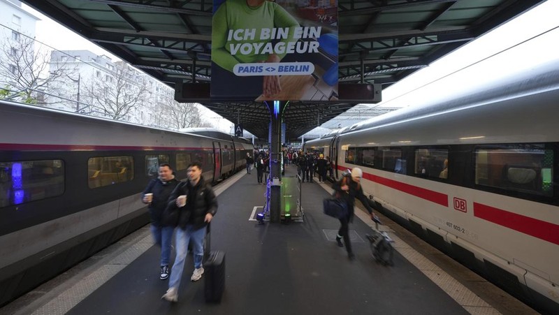 Kereta berkecepatan tinggi pertama Paris-Berlin berada di peronnya pada hari Senin, 16 Desember 2024 di stasiun Gare de l'Est di Paris. (AP Photo/Aurelien Morissard)