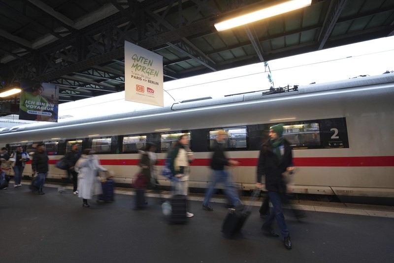 Kereta berkecepatan tinggi pertama Paris-Berlin berada di peronnya pada hari Senin, 16 Desember 2024 di stasiun Gare de l'Est di Paris. Kereta berkecepatan tinggi pertama Paris-Berlin berada di peronnya pada hari Senin, 16 Desember 2024 di stasiun Gare de l'Est di Paris. (AP Photo/Aurelien Morissard)