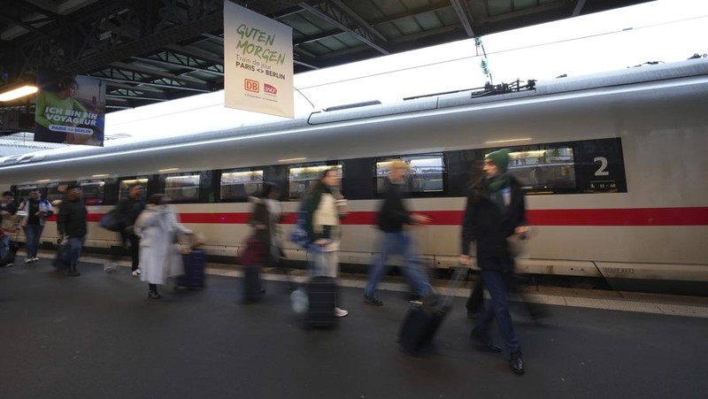 Kereta berkecepatan tinggi pertama Paris-Berlin berada di peronnya pada hari Senin, 16 Desember 2024 di stasiun Gare de l'Est di Paris. (AP Photo/Aurelien Morissard)