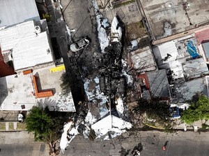 Video: CCTV Detik-detik Pesawat Kecil Tabrak Rumah di Argentina