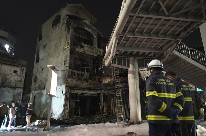 Petugas pemadam kebakaran memeriksa bangunan yang terbakar di Hanoi, Vietnam pada Kamis, 19 Desember 2024. (AP Photo/Hau Dinh)
