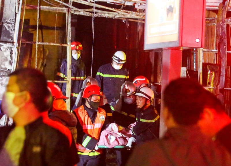 Petugas pemadam kebakaran memeriksa bangunan yang terbakar di Hanoi, Vietnam pada Kamis, 19 Desember 2024. (AP Photo/Hau Dinh)