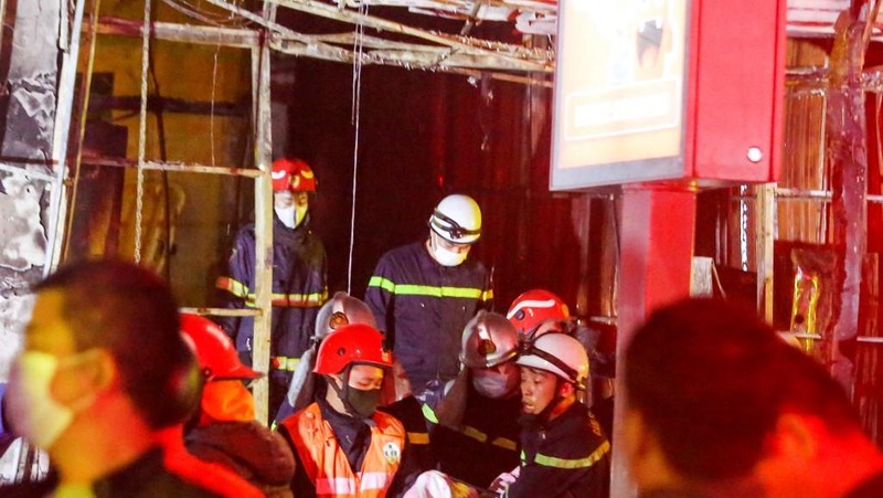 Petugas pemadam kebakaran memeriksa bangunan yang terbakar di Hanoi, Vietnam pada Kamis, 19 Desember 2024. (AP Photo/Hau Dinh)
