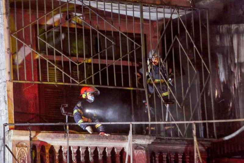 Petugas pemadam kebakaran memeriksa bangunan yang terbakar di Hanoi, Vietnam pada Kamis, 19 Desember 2024. (AP Photo/Hau Dinh)