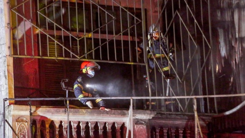 Petugas pemadam kebakaran memeriksa bangunan yang terbakar di Hanoi, Vietnam pada Kamis, 19 Desember 2024. (AP Photo/Hau Dinh)