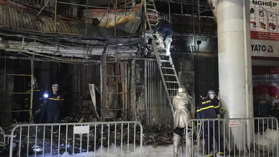 Petugas pemadam kebakaran memeriksa bangunan yang terbakar di Hanoi, Vietnam pada Kamis, 19 Desember 2024. (AP Photo/Hau Dinh)