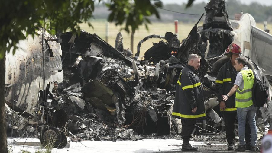 Puing-puing pesawat pribadi tergeletak di samping rumah-rumah setelah jatuh di dekat bandara di San Fernando di pinggiran Buenos Aires, Argentina, Rabu, 18 Desember 2024. (AP Photo/Natacha Pisarenko)