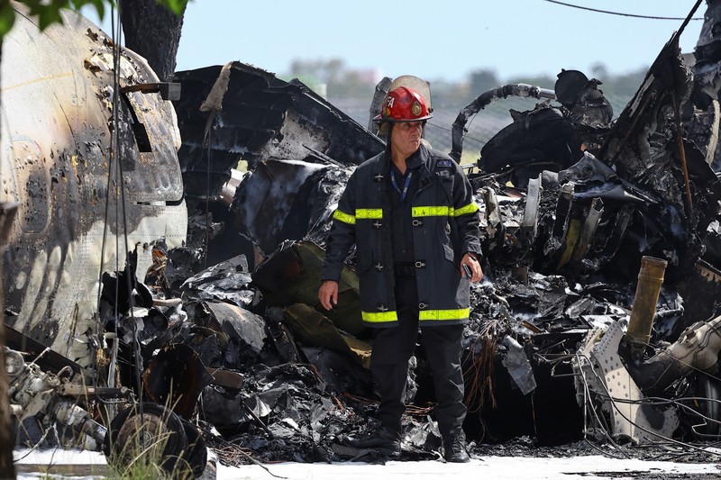 Puing-puing pesawat pribadi tergeletak di samping rumah-rumah setelah jatuh di dekat bandara di San Fernando di pinggiran Buenos Aires, Argentina, Rabu, 18 Desember 2024. Puing-puing pesawat pribadi tergeletak di samping rumah-rumah setelah jatuh di dekat bandara di San Fernando di pinggiran Buenos Aires, Argentina, Rabu, 18 Desember 2024. (AP Photo/Natacha Pisarenko)