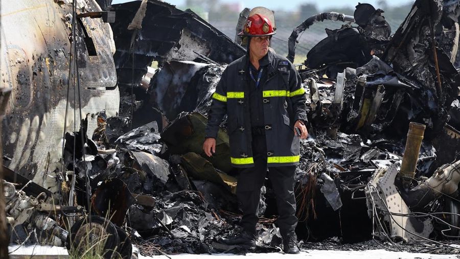 Puing-puing pesawat pribadi tergeletak di samping rumah-rumah setelah jatuh di dekat bandara di San Fernando di pinggiran Buenos Aires, Argentina, Rabu, 18 Desember 2024. (AP Photo/Natacha Pisarenko)