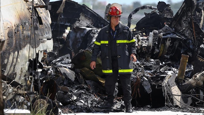 Puing-puing pesawat pribadi tergeletak di samping rumah-rumah setelah jatuh di dekat bandara di San Fernando di pinggiran Buenos Aires, Argentina, Rabu, 18 Desember 2024. (AP Photo/Natacha Pisarenko)