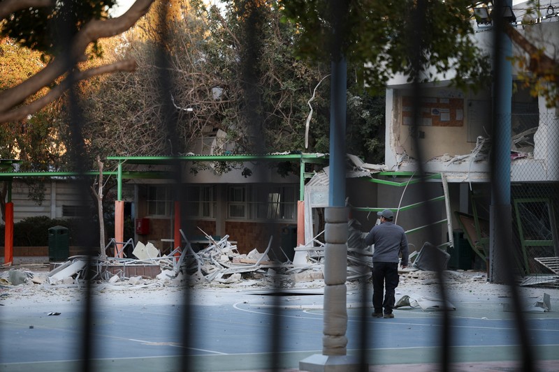 Personel layanan darurat bekerja di dekat lokasi yang rusak setelah proyektil yang ditembakkan dari Yaman dicegat, di Ramat Gan, Israel, 19 Desember 2024. Personel layanan darurat bekerja di dekat lokasi yang rusak setelah proyektil yang ditembakkan dari Yaman dicegat, di Ramat Gan, Israel, 19 Desember 2024. (REUTERS/Stoyan Nenov)