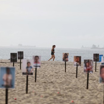 Potret Pantai Brazil Dipenuhi Foto Anak-Anak Korban Peluru Nyasar