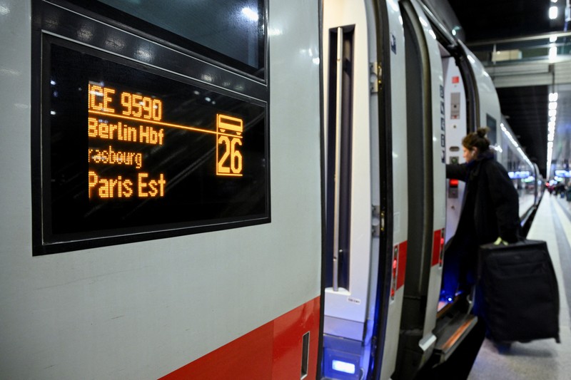 Kereta berkecepatan tinggi pertama Paris-Berlin berada di peronnya pada hari Senin, 16 Desember 2024 di stasiun Gare de l'Est di Paris. (AP Photo/Aurelien Morissard)