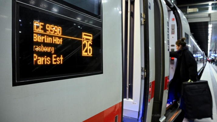 Seorang wanita memasuki kereta ICE berkecepatan tinggi langsung pertama antara Berlin dan Paris, di stasiun kereta api utama Berlin, Jerman, 16 Desember 2024. (REUTERS/Annegret Hilse)