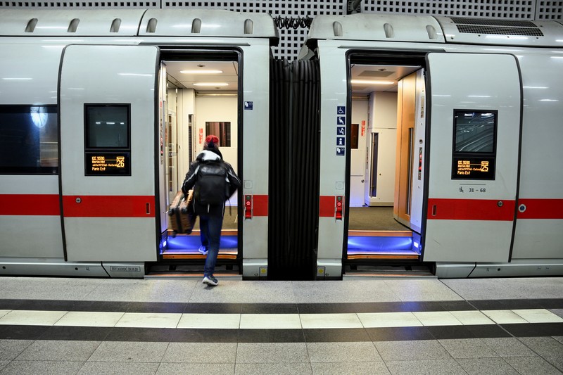 Kereta berkecepatan tinggi pertama Paris-Berlin berada di peronnya pada hari Senin, 16 Desember 2024 di stasiun Gare de l'Est di Paris. (AP Photo/Aurelien Morissard)