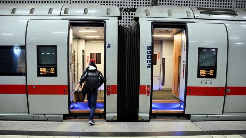 Kereta berkecepatan tinggi pertama Paris-Berlin berada di peronnya pada hari Senin, 16 Desember 2024 di stasiun Gare de l'Est di Paris. (AP Photo/Aurelien Morissard)