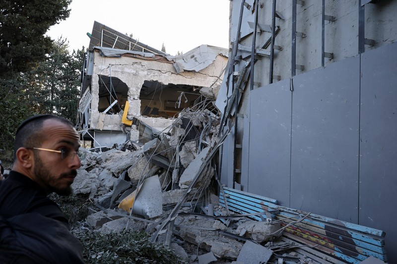 Personel layanan darurat bekerja di dekat lokasi yang rusak setelah proyektil yang ditembakkan dari Yaman dicegat, di Ramat Gan, Israel, 19 Desember 2024. Personel layanan darurat bekerja di dekat lokasi yang rusak setelah proyektil yang ditembakkan dari Yaman dicegat, di Ramat Gan, Israel, 19 Desember 2024. (REUTERS/Stoyan Nenov)
