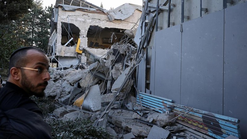 Personel layanan darurat bekerja di dekat lokasi yang rusak setelah proyektil yang ditembakkan dari Yaman dicegat, di Ramat Gan, Israel, 19 Desember 2024. (REUTERS/Stoyan Nenov)