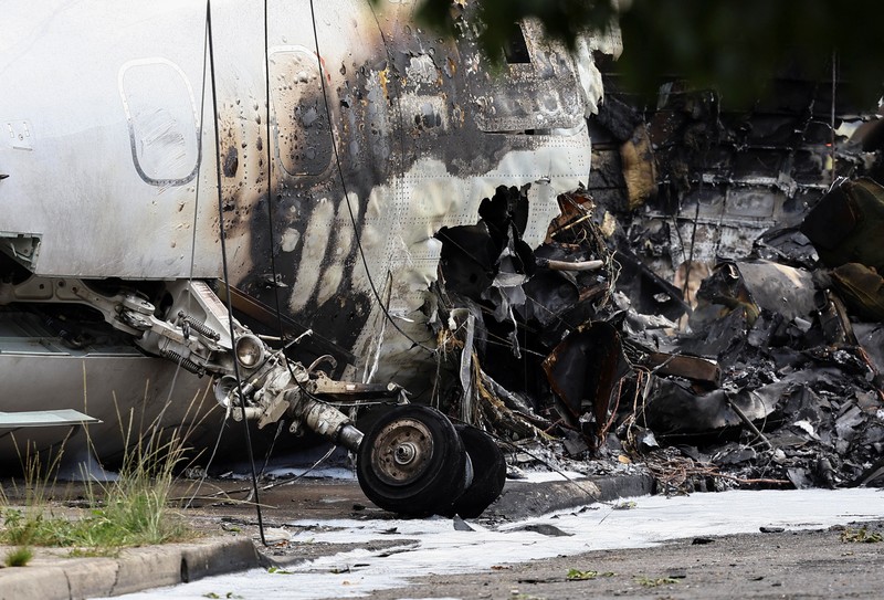 Puing-puing pesawat pribadi tergeletak di samping rumah-rumah setelah jatuh di dekat bandara di San Fernando di pinggiran Buenos Aires, Argentina, Rabu, 18 Desember 2024. (AP Photo/Natacha Pisarenko)