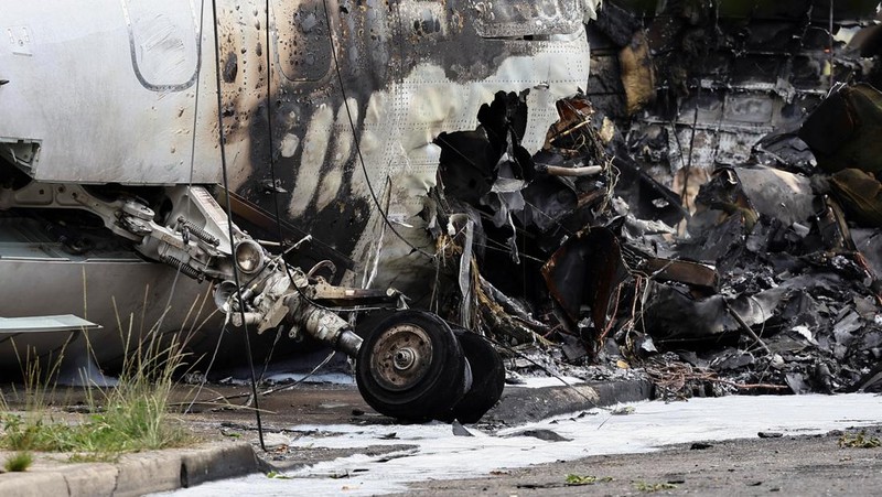 Puing-puing pesawat pribadi tergeletak di samping rumah-rumah setelah jatuh di dekat bandara di San Fernando di pinggiran Buenos Aires, Argentina, Rabu, 18 Desember 2024. (AP Photo/Natacha Pisarenko)