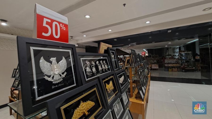 Suasana pusat perbelanjaan Pasaraya Blok M di Jakarta, Kamis (19/12/2024). Pasaraya Blok M yang meruapakan salah satu ikon mal di Jakarta Selatan kini kondisinya memprihatinkan dan sepi pengunjung. (CNBC Indonesia/Faisal Rahman)
