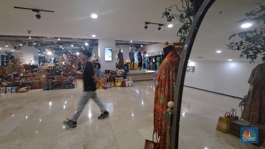 Suasana pusat perbelanjaan Pasaraya Blok M di Jakarta, Kamis (19/12/2024). Pasaraya Blok M yang meruapakan salah satu ikon mal di Jakarta Selatan kini kondisinya memprihatinkan dan sepi pengunjung. (CNBC Indonesia/Faisal Rahman)