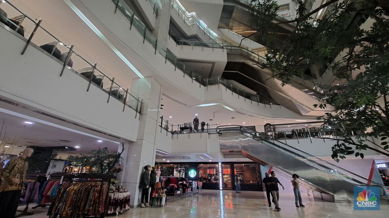 Suasana pusat perbelanjaan Pasaraya Blok M di Jakarta, Kamis (19/12/2024). Pasaraya Blok M yang meruapakan salah satu ikon mal di Jakarta Selatan kini kondisinya memprihatinkan dan sepi pengunjung. (CNBC Indonesia/Faisal Rahman)