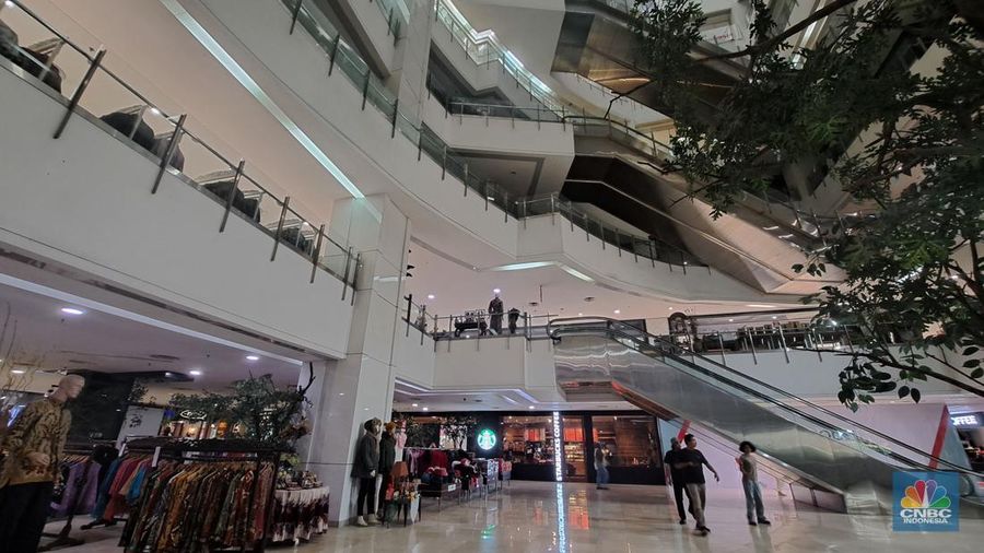 Suasana pusat perbelanjaan Pasaraya Blok M di Jakarta, Kamis (19/12/2024). Pasaraya Blok M yang meruapakan salah satu ikon mal di Jakarta Selatan kini kondisinya memprihatinkan dan sepi pengunjung. (CNBC Indonesia/Faisal Rahman)
