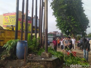 Selokan Tersumbat, Warga di 26 Ilir Palembang Gotong Royong