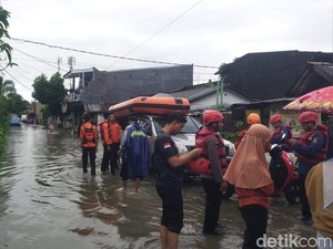 Banjir di Kodam 3 Makassar Setinggi Paha, Warga Dievakuasi