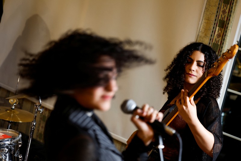 Penyanyi utama, yang juga memainkan tuts piano dan synth, Nora dari grup musik wanita Saudi, Penyanyi utama, yang juga memainkan tuts piano dan synth, Nora dari grup musik wanita Saudi,