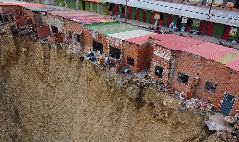 deretan rumah, yang secara lokal dikenal sebagai tempat tinggal 'rumah bunuh diri' yang dibangun di tepi tebing tanah dan sering digunakan sebagai tempat kerja dukun Aymara, di El Alto, Bolivia 3 Desember 2024. REUTERS/Claudia Morales