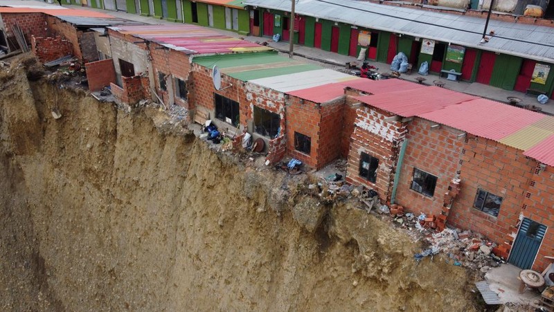 deretan rumah, yang secara lokal dikenal sebagai tempat tinggal 'rumah bunuh diri' yang dibangun di tepi tebing tanah dan sering digunakan sebagai tempat kerja dukun Aymara, di El Alto, Bolivia 3 Desember 2024. REUTERS/Claudia Morales