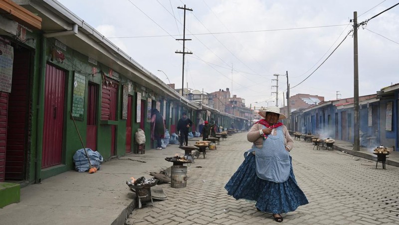 deretan rumah, yang secara lokal dikenal sebagai tempat tinggal 'rumah bunuh diri' yang dibangun di tepi tebing tanah dan sering digunakan sebagai tempat kerja dukun Aymara, di El Alto, Bolivia 3 Desember 2024. REUTERS/Claudia Morales