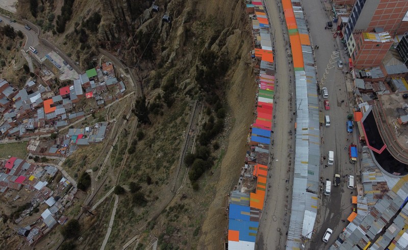 deretan rumah, yang secara lokal dikenal sebagai tempat tinggal 'rumah bunuh diri' yang dibangun di tepi tebing tanah dan sering digunakan sebagai tempat kerja dukun Aymara, di El Alto, Bolivia 3 Desember 2024. REUTERS/Claudia Morales