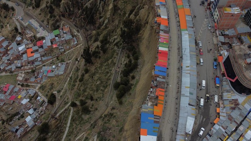 deretan rumah, yang secara lokal dikenal sebagai tempat tinggal 'rumah bunuh diri' yang dibangun di tepi tebing tanah dan sering digunakan sebagai tempat kerja dukun Aymara, di El Alto, Bolivia 3 Desember 2024. REUTERS/Claudia Morales