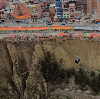 Bikin Merinding, Potret Deretan Rumah Tepi Tebing di Bolivia