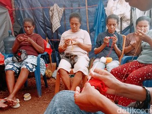 Ibu-ibu Korban Erupsi Lewotobi Merajut Taplak Meja di Pengungsian