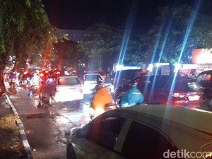 Jalan Sultan Alauddin Makassar Macet Malam Ini, Kendaraan Mengular 2 Km