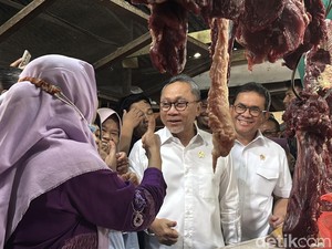 Kunjungi Pasar Dukuh Kupang, Zulhas Sebut Harga Pangan Stabil Jelang Nataru