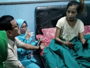 Menteri P2MI Jenguk PMI Jember yang Tangan-Kaki Menghitam Usai Operasi