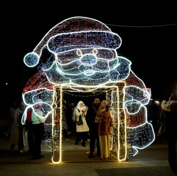 Potret Negara Muslim Arab Rayakan Natal, Christmas Tree-Santa Claus