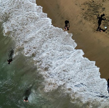 'Neraka' Bocor Hantam Chile, Warga Kepanasan Ramai Nyebur ke Pantai
