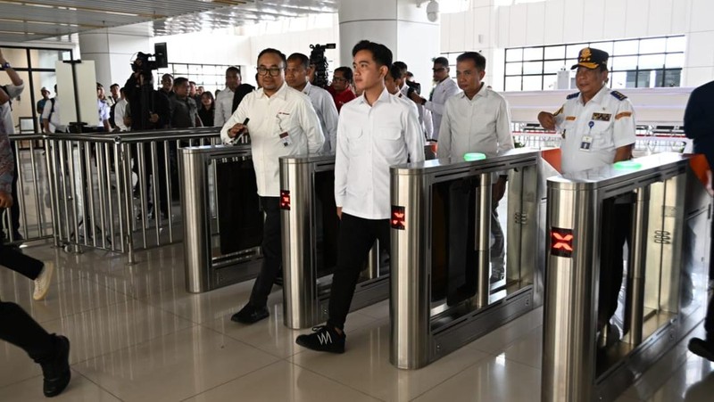 Pastikan Kelancaran Mobilitas Libur Nataru, Wapres Tinjau Proyek Stasiun KCIC Karawang. (Biro Setwapres RI)