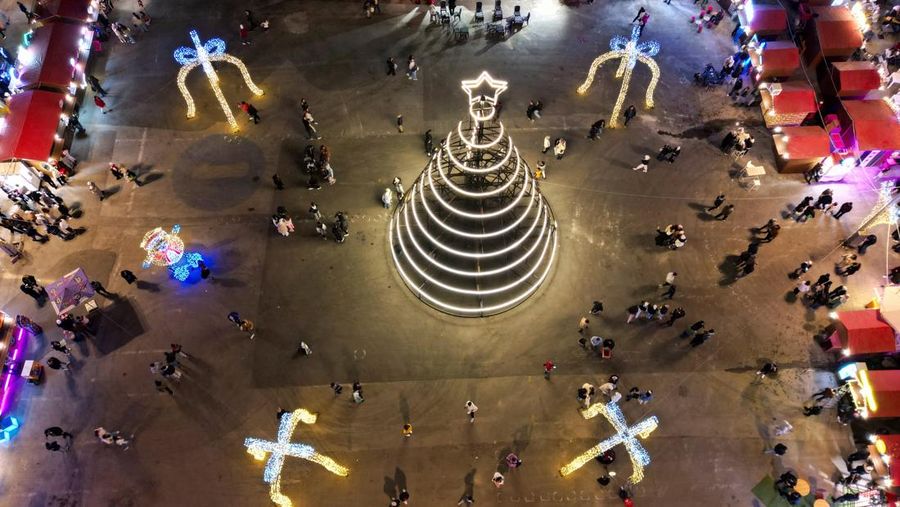 Pemandangan drone menunjukkan orang-orang berjalan melewati hiasan pohon Natal di Damaskus, setelah Bashar al-Assad dari Suriah digulingkan, di Damaskus, Suriah, 19 Desember 2024. (REUTERS/Ammar Awad)